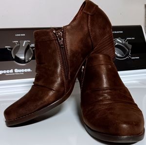 BARETRAP "REVEL" WOMENS 9.5M BOOTIES WITH COMFY CUSHION INSOLES